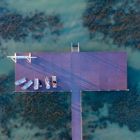 Lakeside Apartment *